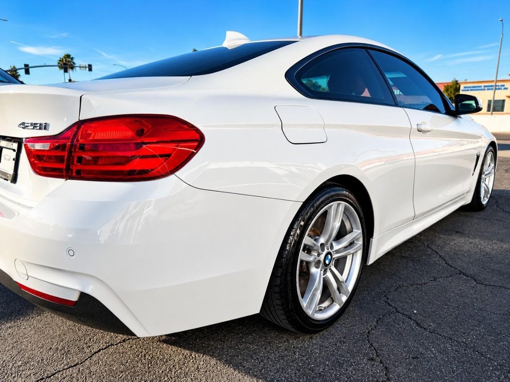 BMW 4 Series Vehicle Full-screen Gallery Image 9