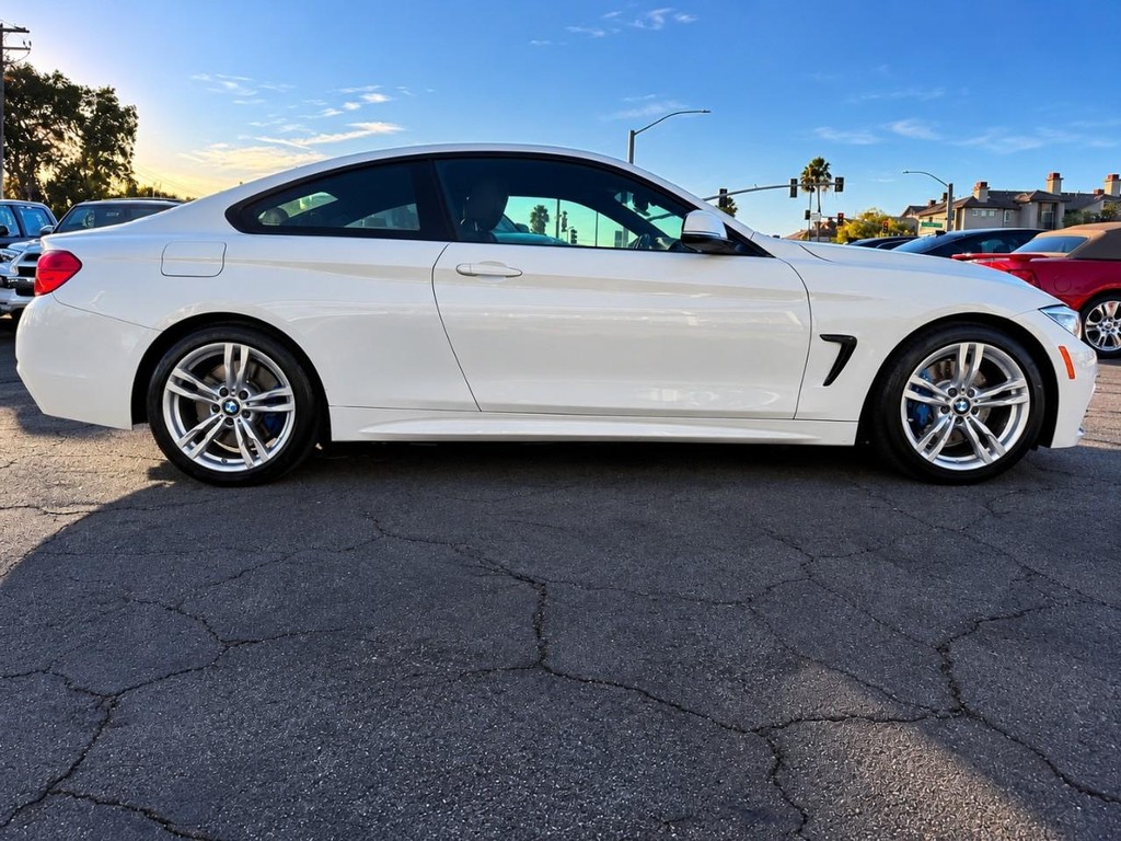 BMW 4 Series Vehicle Full-screen Gallery Image 10