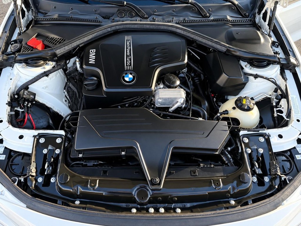 BMW 4 Series Vehicle Full-screen Gallery Image 13