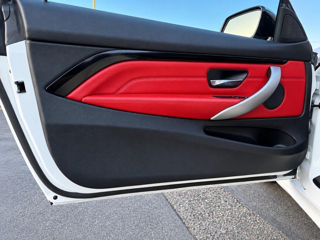 BMW 4 Series Vehicle Full-screen Gallery Image 22