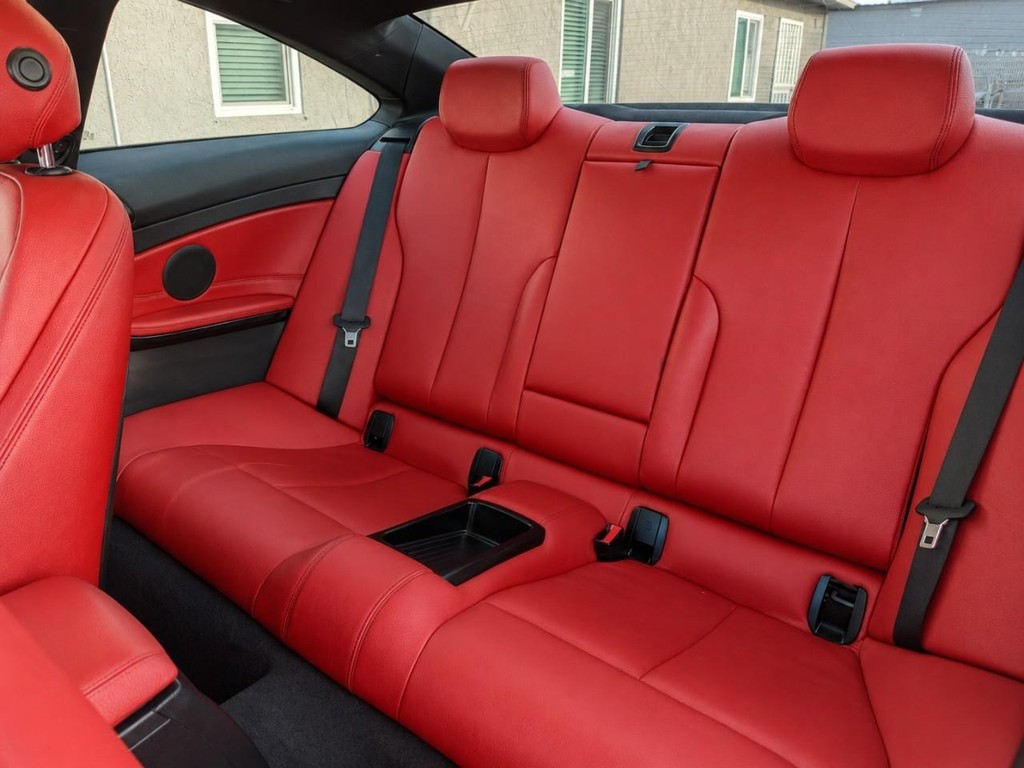 BMW 4 Series Vehicle Full-screen Gallery Image 23