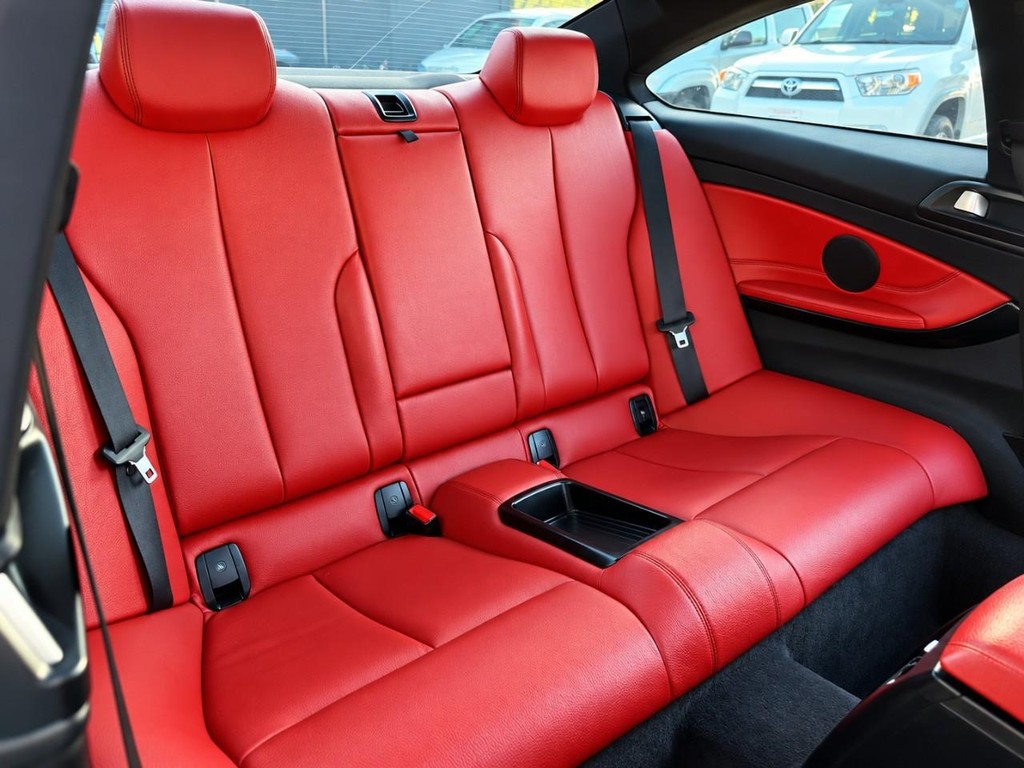 BMW 4 Series Vehicle Full-screen Gallery Image 26