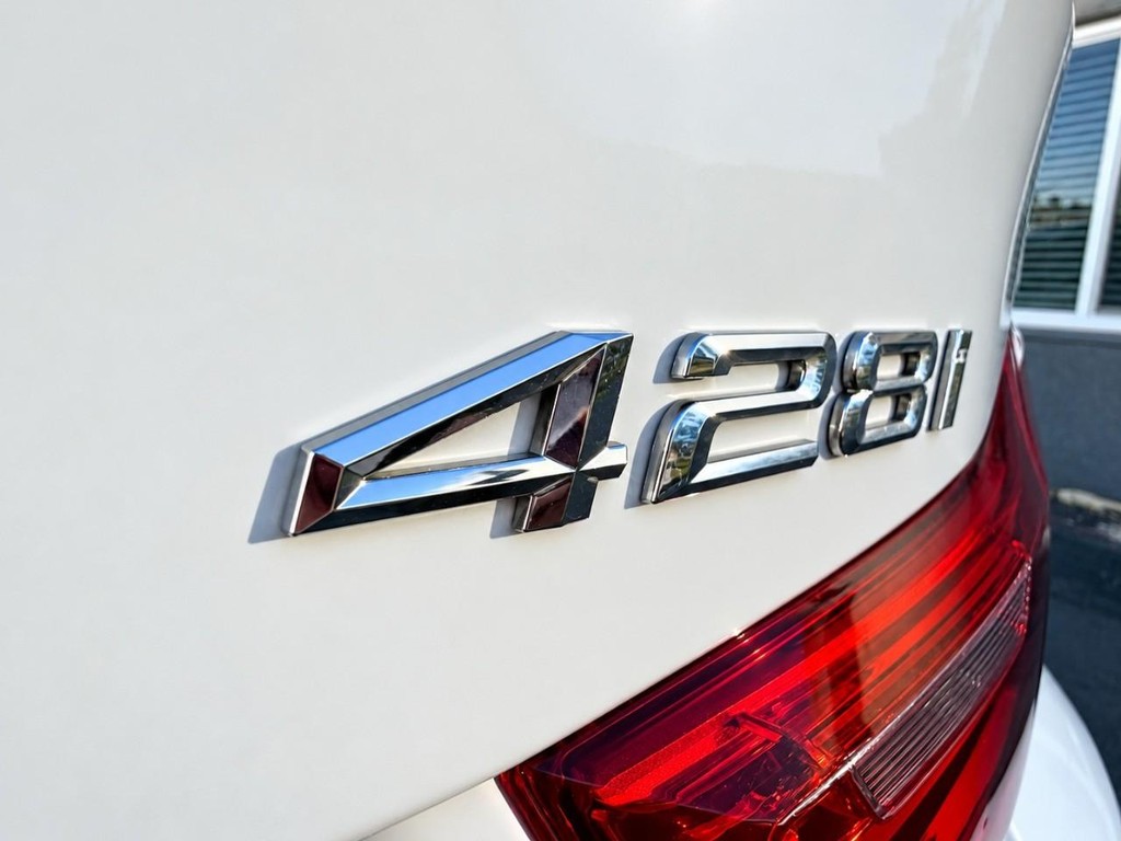 BMW 4 Series Vehicle Full-screen Gallery Image 29