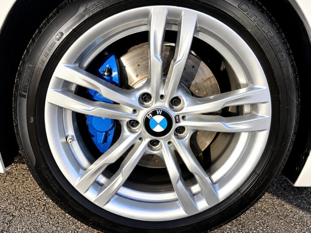 BMW 4 Series Vehicle Full-screen Gallery Image 32