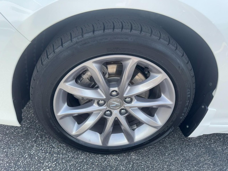 Acura TLX Vehicle Full-screen Gallery Image 07