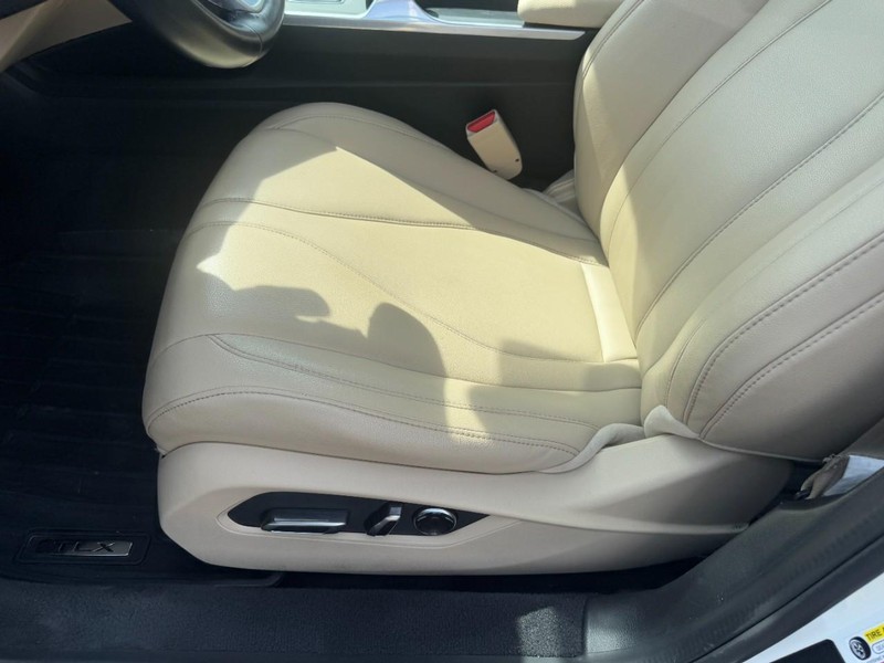 Acura TLX Vehicle Full-screen Gallery Image 15