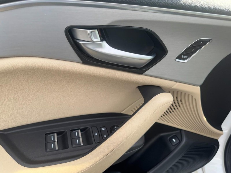 Acura TLX Vehicle Full-screen Gallery Image 16