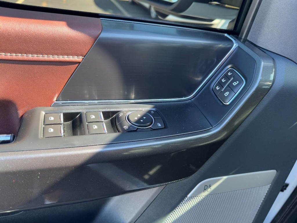 Ford F-150 Vehicle Full-screen Gallery Image 16