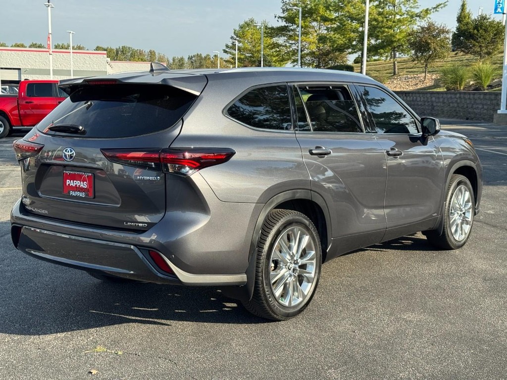 Toyota Highlander Vehicle Full-screen Gallery Image 03