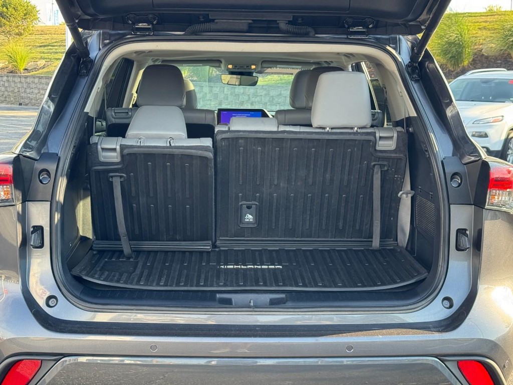 Toyota Highlander Vehicle Full-screen Gallery Image 04