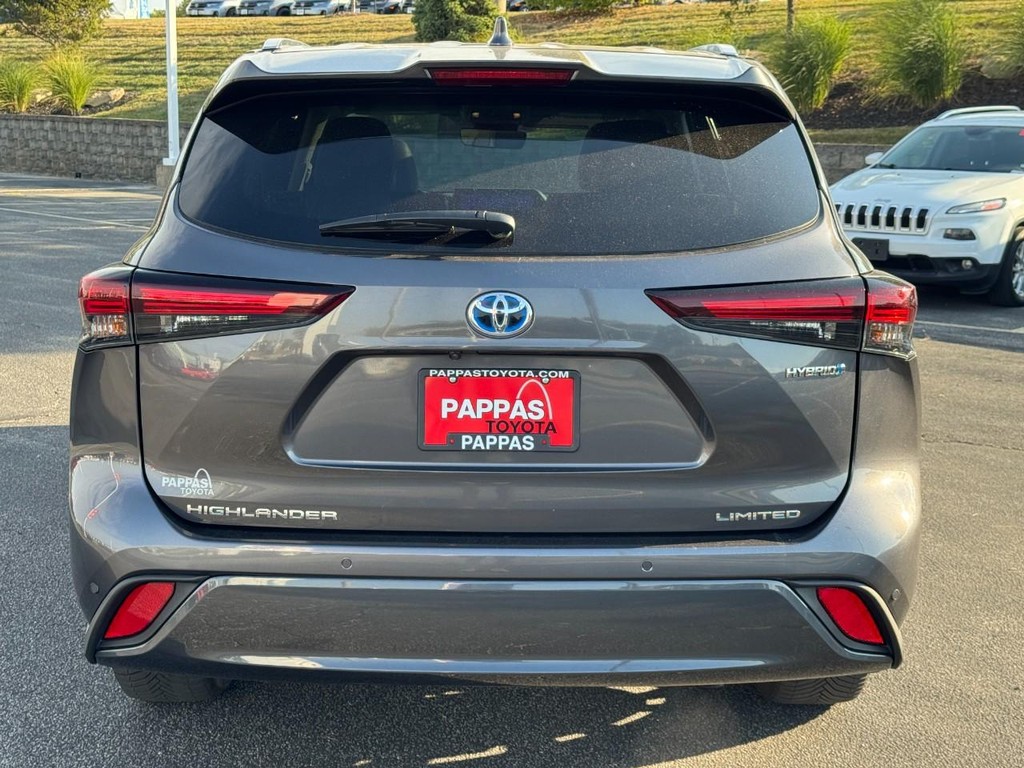 Toyota Highlander Vehicle Full-screen Gallery Image 05