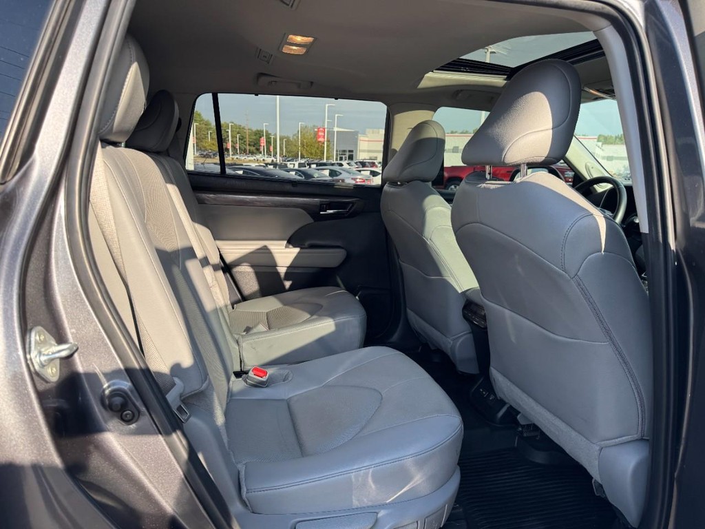Toyota Highlander Vehicle Full-screen Gallery Image 10