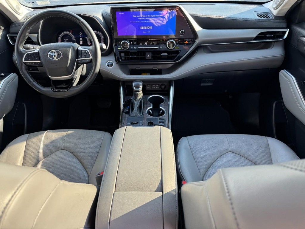 Toyota Highlander Vehicle Full-screen Gallery Image 12
