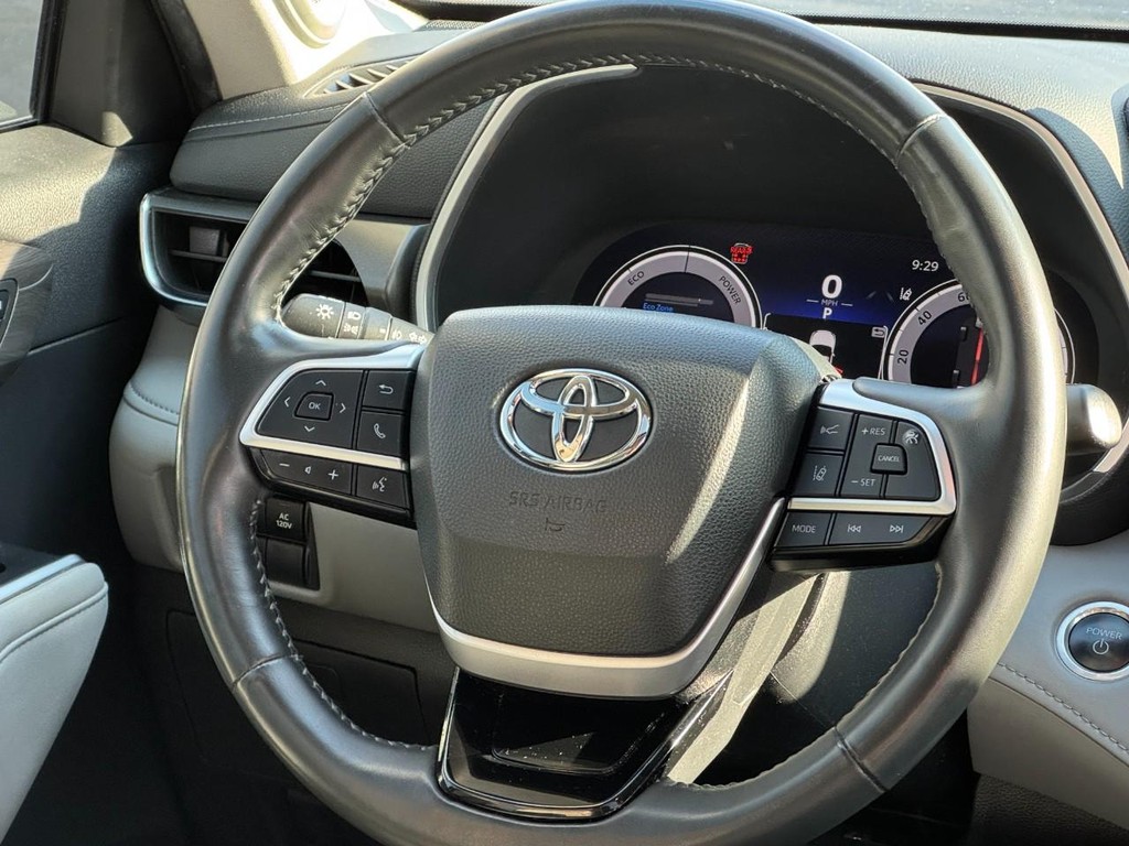 Toyota Highlander Vehicle Full-screen Gallery Image 13