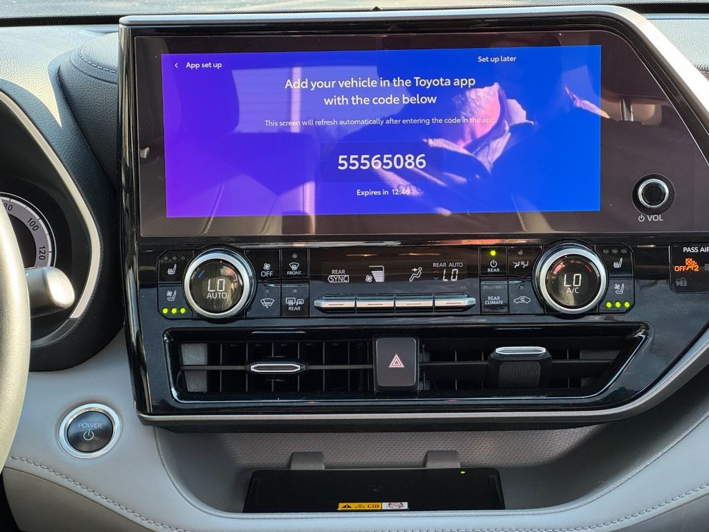 Toyota Highlander Vehicle Full-screen Gallery Image 14