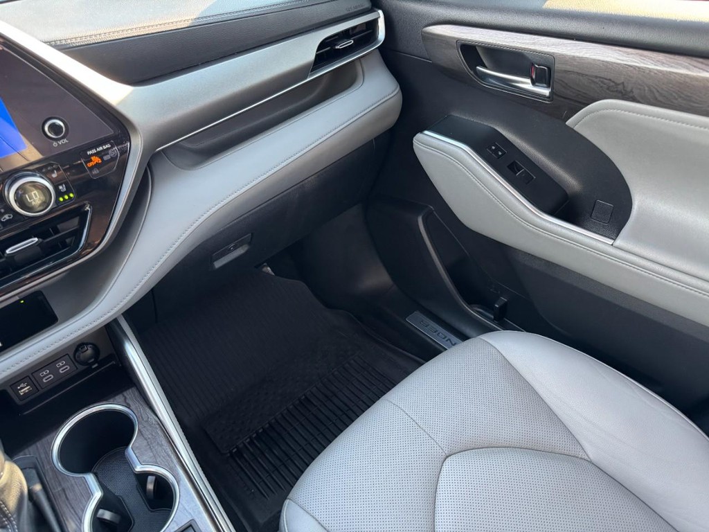 Toyota Highlander Vehicle Full-screen Gallery Image 16