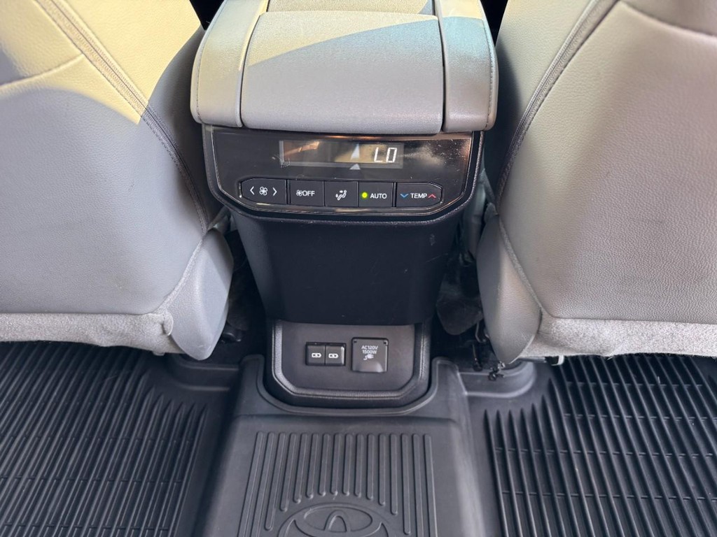 Toyota Highlander Vehicle Full-screen Gallery Image 17