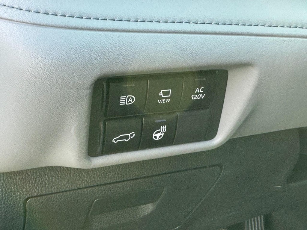 Toyota Highlander Vehicle Full-screen Gallery Image 18