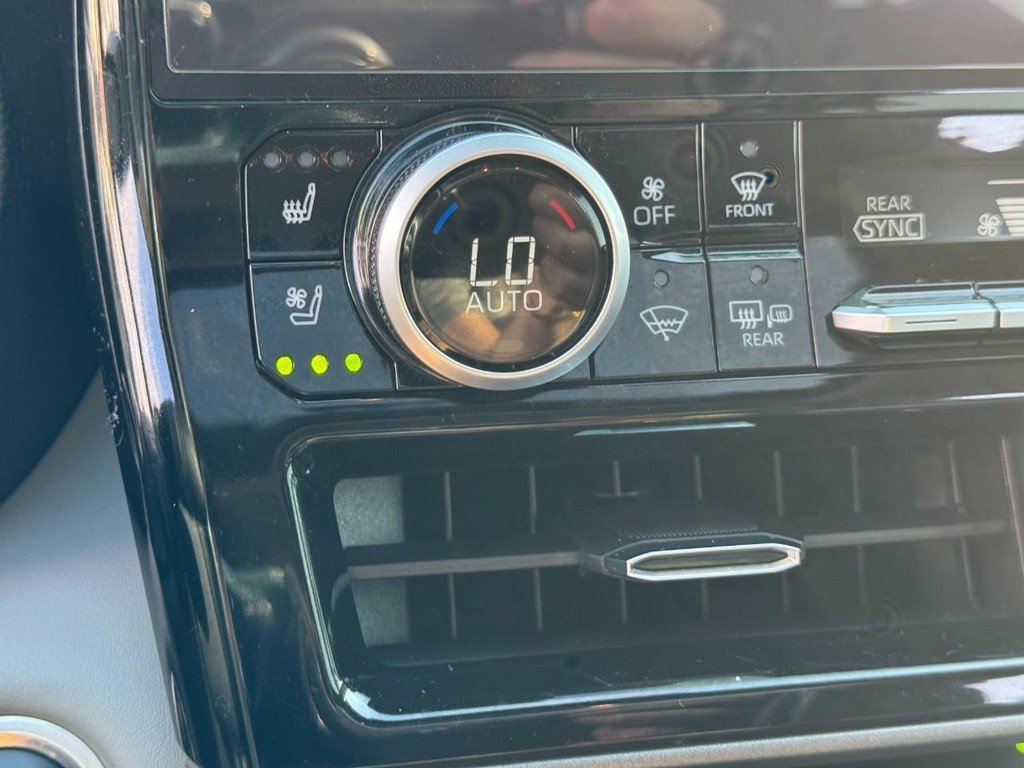 Toyota Highlander Vehicle Full-screen Gallery Image 22