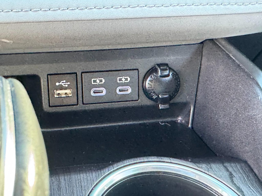 Toyota Highlander Vehicle Full-screen Gallery Image 24