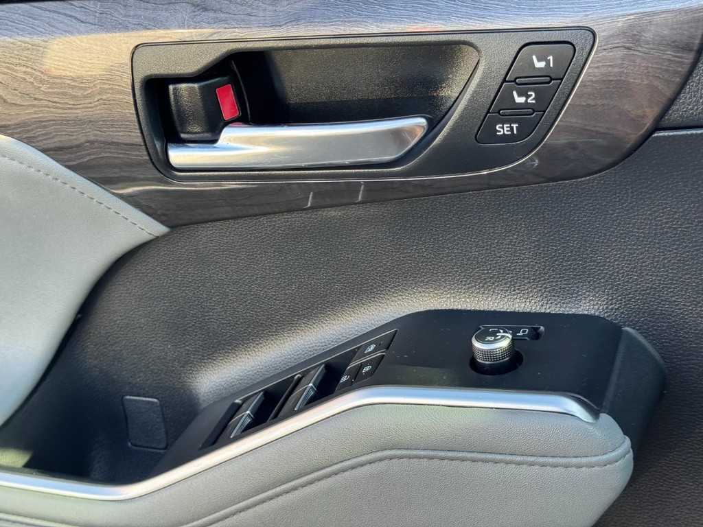 Toyota Highlander Vehicle Full-screen Gallery Image 26