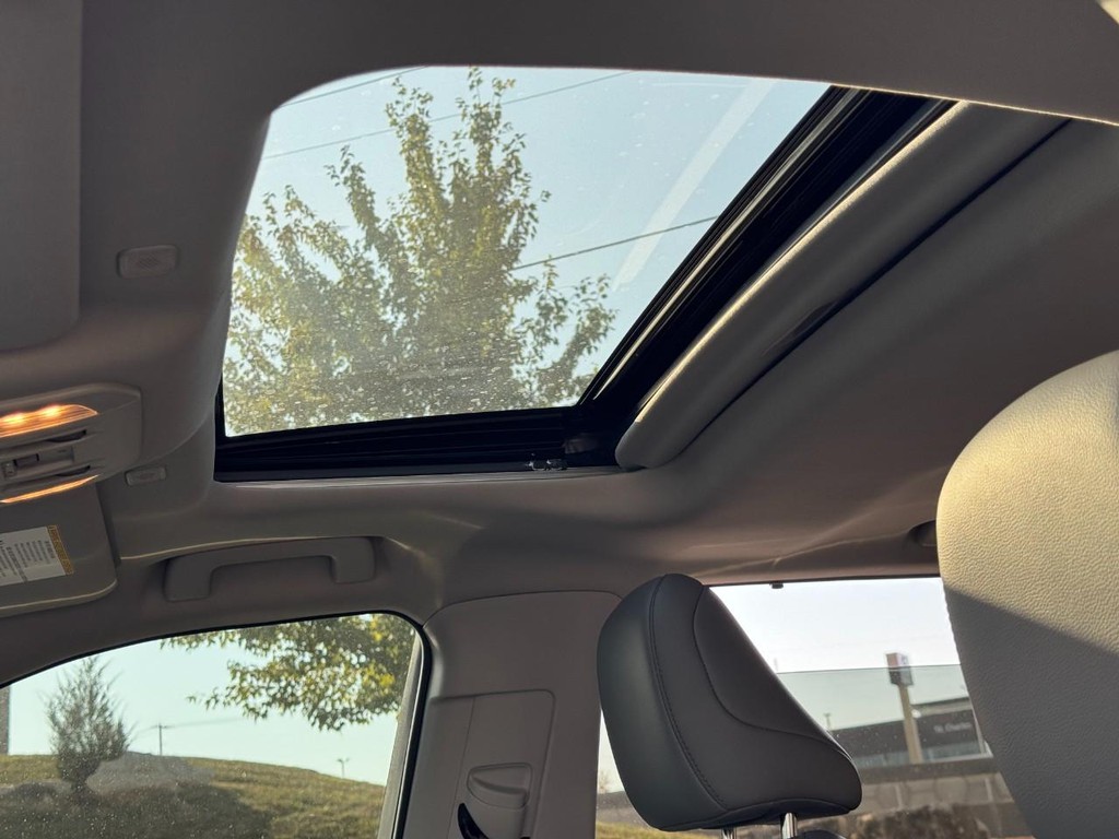 Toyota Highlander Vehicle Full-screen Gallery Image 27