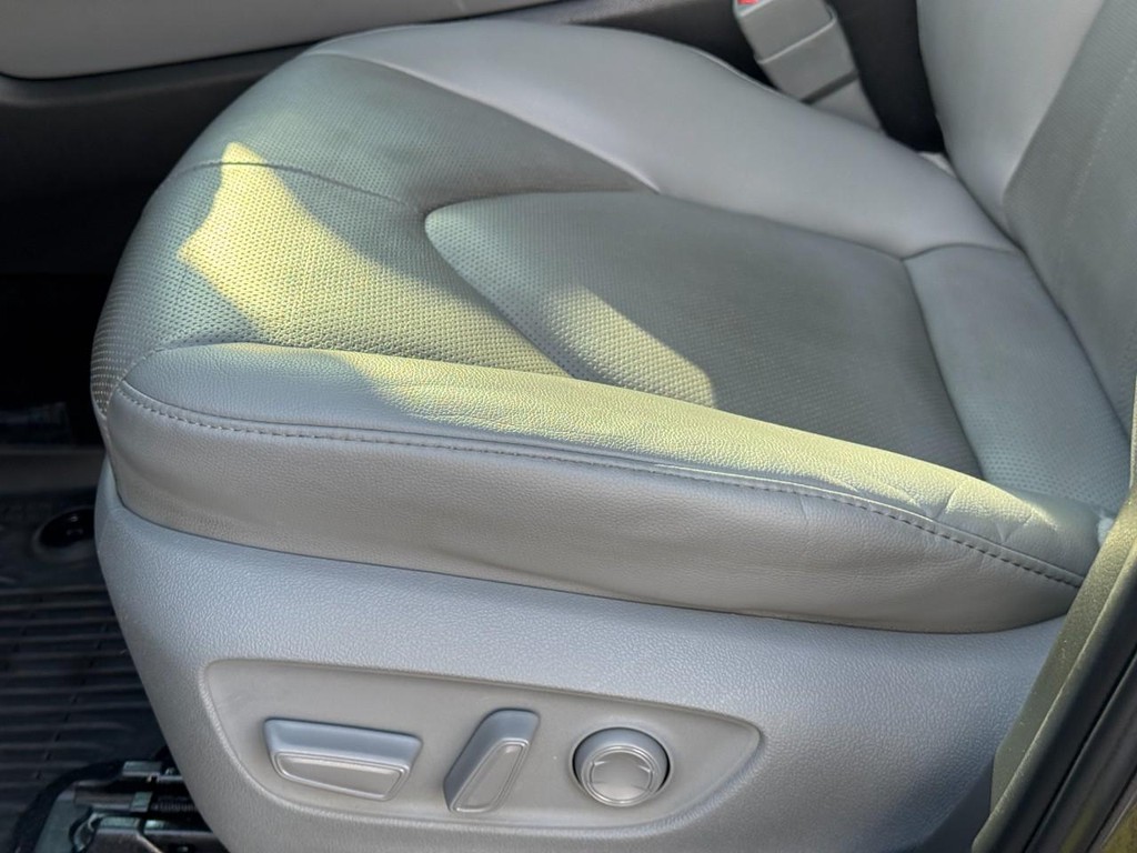 Toyota Highlander Vehicle Full-screen Gallery Image 28