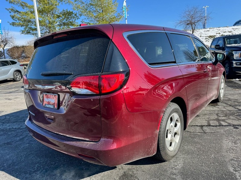 Chrysler Pacifica Vehicle Full-screen Gallery Image 03