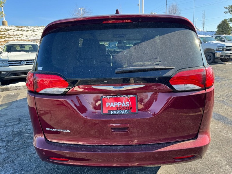 Chrysler Pacifica Vehicle Full-screen Gallery Image 04