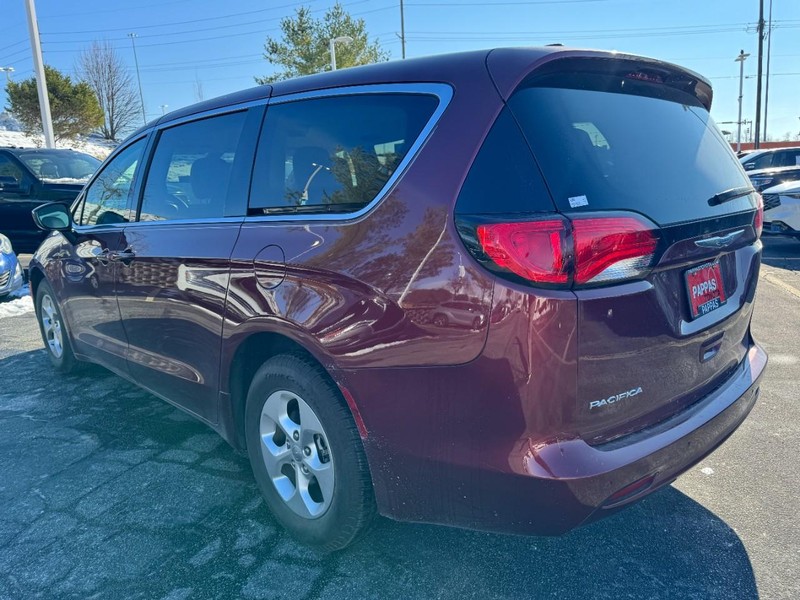 Chrysler Pacifica Vehicle Full-screen Gallery Image 05