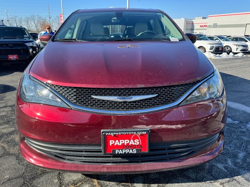 Chrysler Pacifica Vehicle Full-screen Gallery Image 09