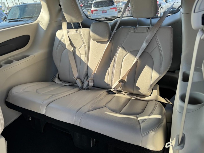 Chrysler Pacifica Vehicle Full-screen Gallery Image 10