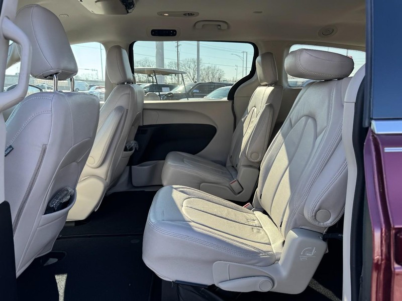 Chrysler Pacifica Vehicle Full-screen Gallery Image 11