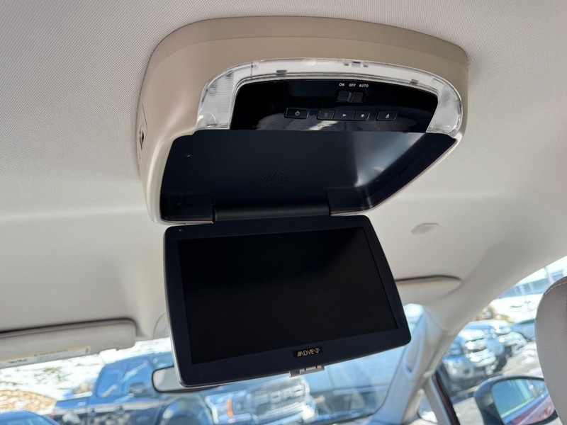 Chrysler Pacifica Vehicle Full-screen Gallery Image 12