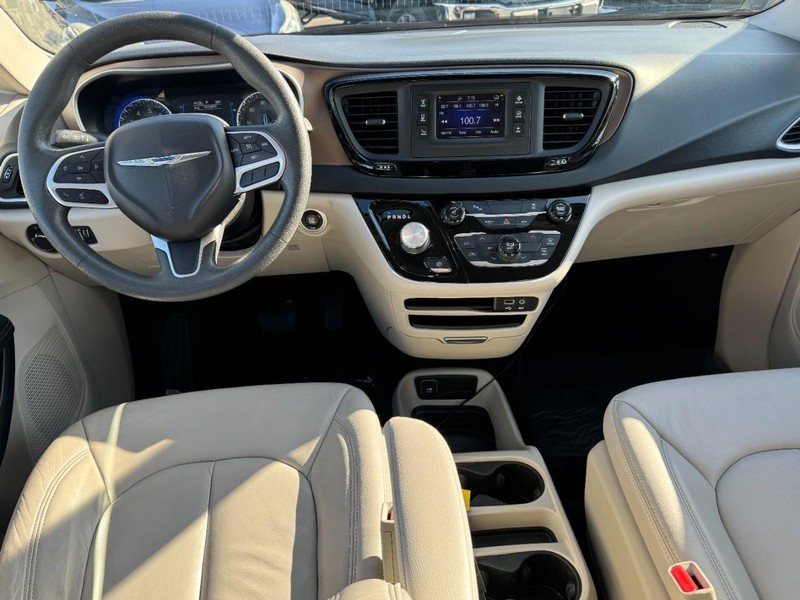 Chrysler Pacifica Vehicle Full-screen Gallery Image 13