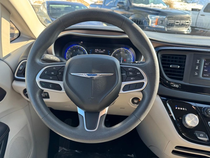 Chrysler Pacifica Vehicle Full-screen Gallery Image 14