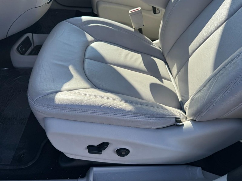 Chrysler Pacifica Vehicle Full-screen Gallery Image 16