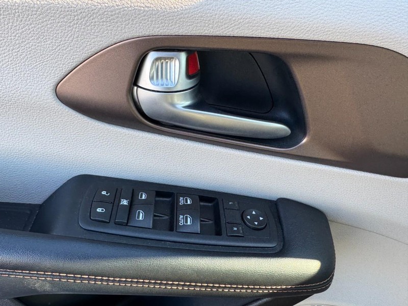 Chrysler Pacifica Vehicle Full-screen Gallery Image 17