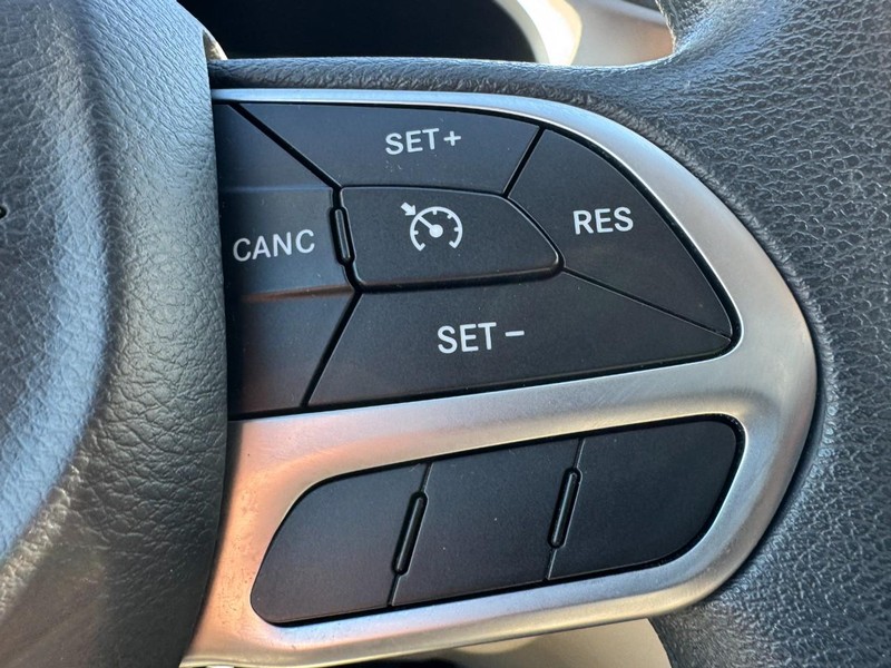 Chrysler Pacifica Vehicle Full-screen Gallery Image 19