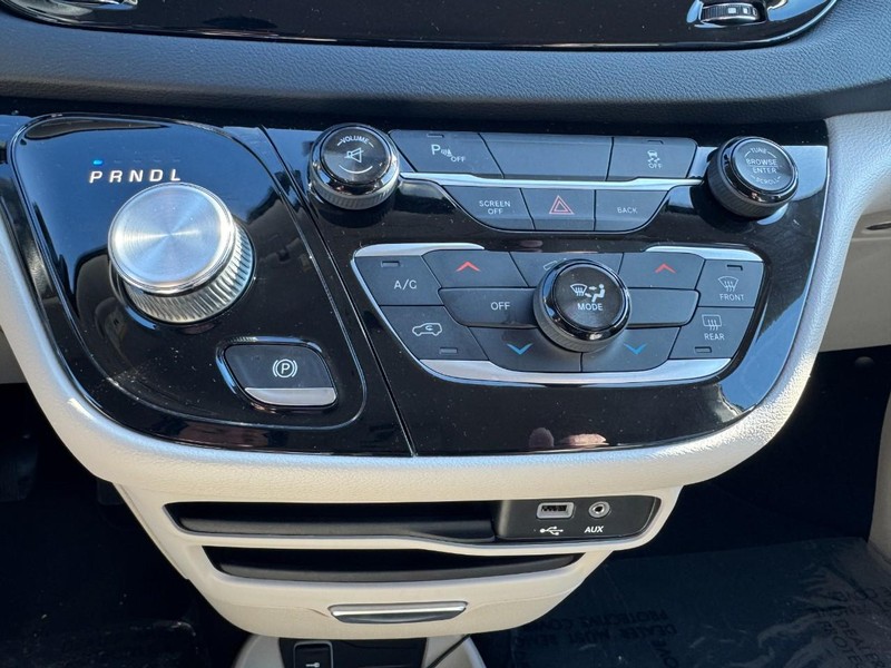 Chrysler Pacifica Vehicle Full-screen Gallery Image 20