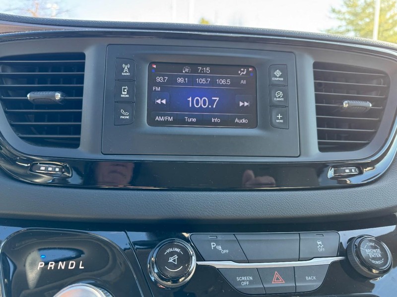 Chrysler Pacifica Vehicle Full-screen Gallery Image 21