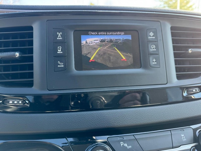 Chrysler Pacifica Vehicle Full-screen Gallery Image 22