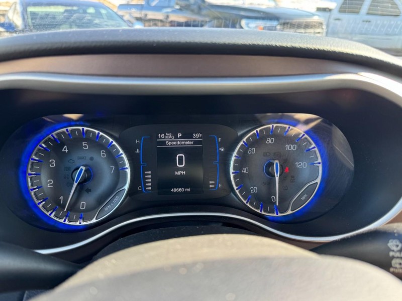 Chrysler Pacifica Vehicle Full-screen Gallery Image 24