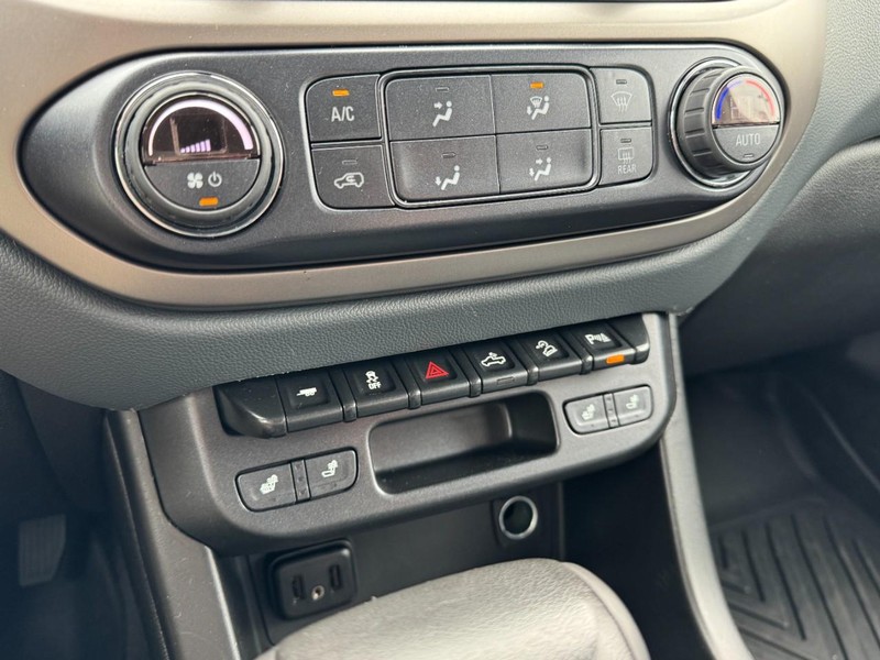 Chevrolet Colorado Vehicle Full-screen Gallery Image 19