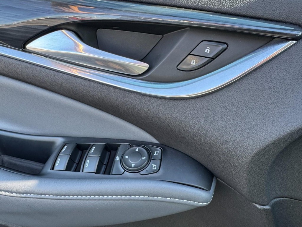 Buick Enclave Vehicle Full-screen Gallery Image 17