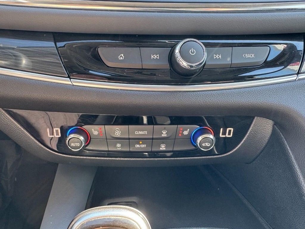 Buick Enclave Vehicle Full-screen Gallery Image 20