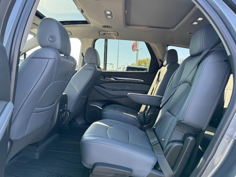 Buick Enclave Vehicle Full-screen Gallery Image 10