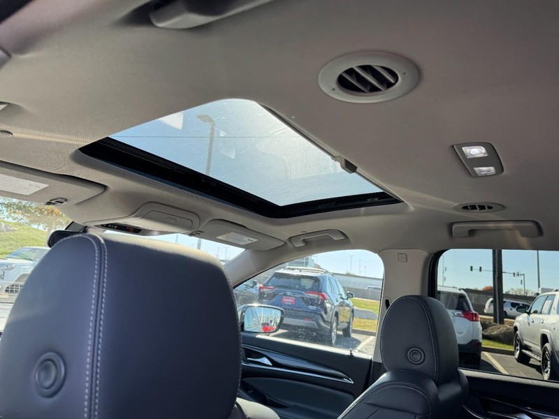 Buick Enclave Vehicle Full-screen Gallery Image 11