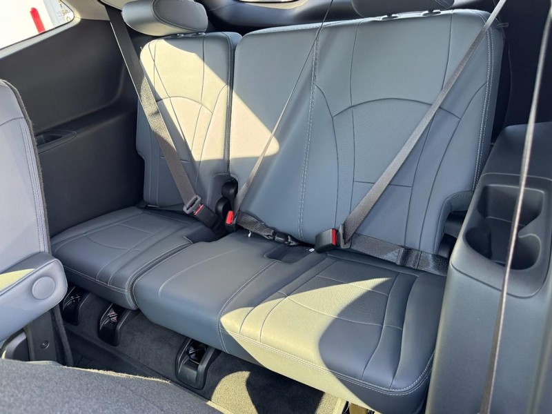 Buick Enclave Vehicle Full-screen Gallery Image 12