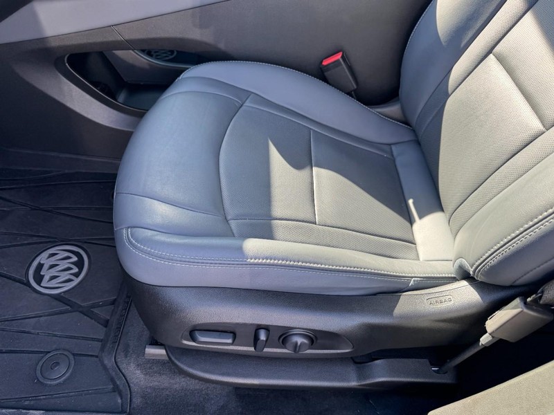 Buick Enclave Vehicle Full-screen Gallery Image 16